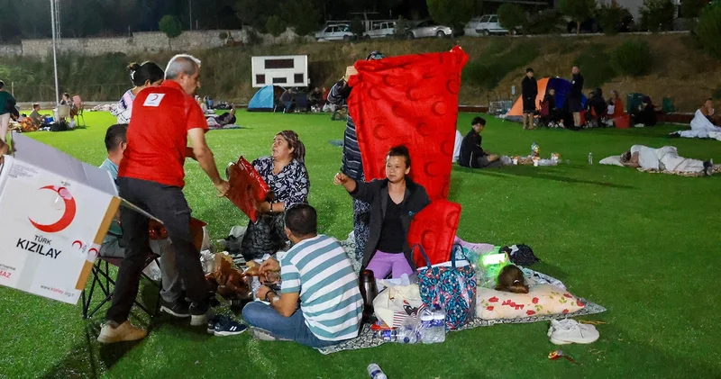 Deprem bölgesi Sındırgı ya Türk Kızılay desteği: 198 kişilik ekibiyle görevde