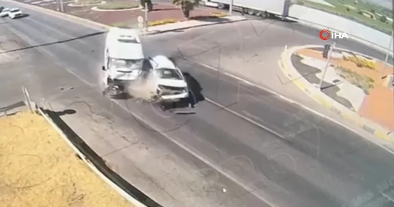 Manisa da feci ambulans kazası: O anlar kamerada