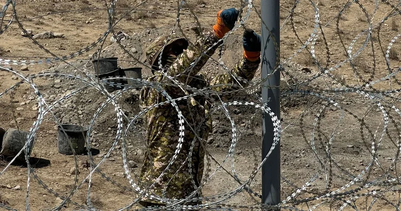 Kırgızistan, Tacikistan sınırına tel örgü çekme çalışmalarına başladı