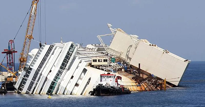 İtalya nın Lampedusa Adası açıklarındaki gemi kazasında 20 kişi öldü
