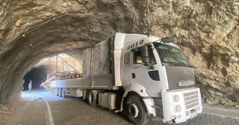 Tır tünele sıkıştı; tarihi Taş Yolu kapandı