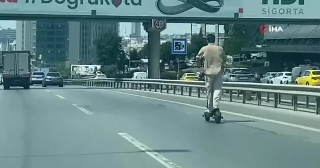 Ataşehir D 100 Karayolu nda scooter ile tehlikeli yolculuk kamerada