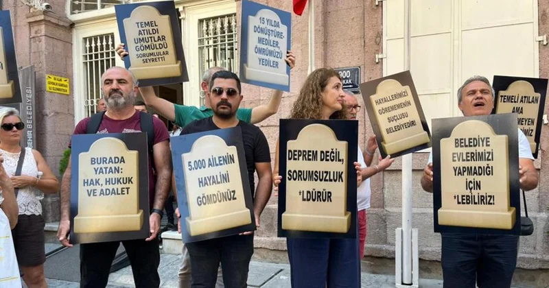 İzmirli kooperatif mağdurlarından büyükşehir önünde mezar taşlı eylem