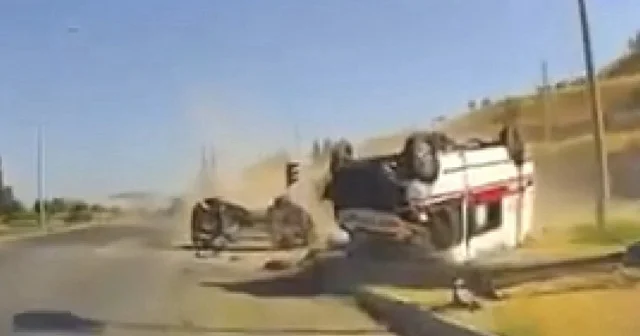 Ambulansın devrildiği kaza kamerada: 1 kişi hayatını kaybetti VİDEO İZLE