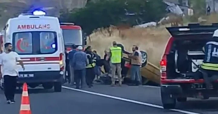 Erzurum da otomobil takla attı: 2 kişi hayatını kaybetti