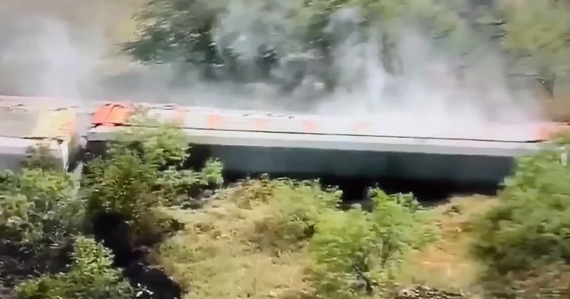 ABD’de 35 vagonlu bir tren raydan çıkıp devrildi