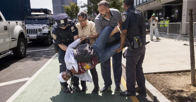 New York’ta Gazze’ye destekçilerine polis saldırdı VİDEO İZLE