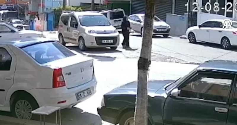 Yolda yürüyen kadının üzerine 6 ncı kattan halı düştü