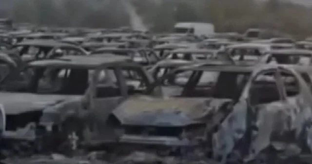 Yunanistan da otoparkta bulunan 550 otomobil küle döndü VİDEO İZLE