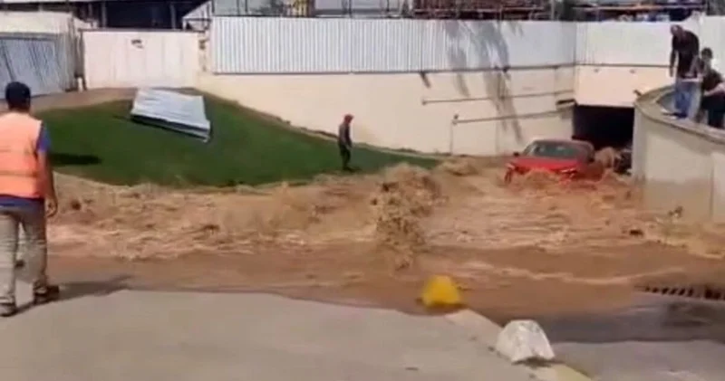 Son dakika: Kadıköy de su borusu patladı: AVM otoparkı göle döndü Son dakika haberleri
