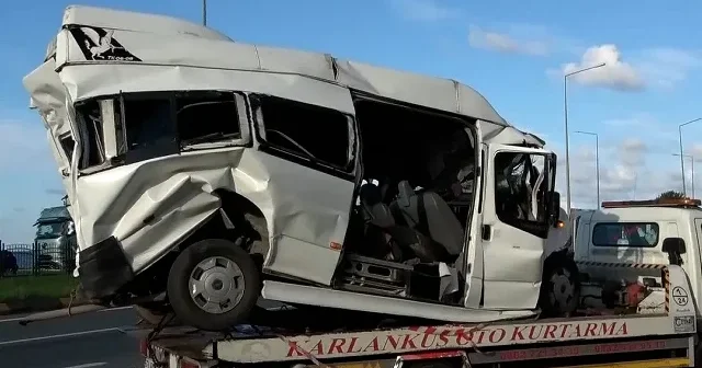 Trabzon da minibüs tıra arkadan çarptı: 15 yaralı VİDEO İZLE