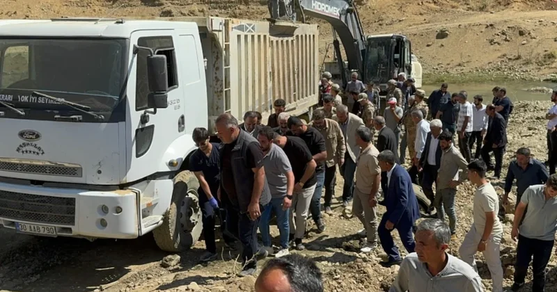 Hakkari’de iş makinesi ile kamyon arasında sıkışan operatör hayatını kaybetti Sözcü Gazetesi