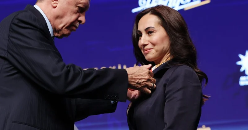 AKP’ye geçen Özlem Vural Gürzel in suratına tükürmüşler