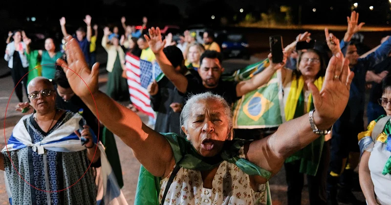 Brezilya da dikkat çeken görüntüler: 27 yıl hapis cezası verilen Bolsonaro nun destekçileri İsrail ve ABD bayraklarıyla toplandı
