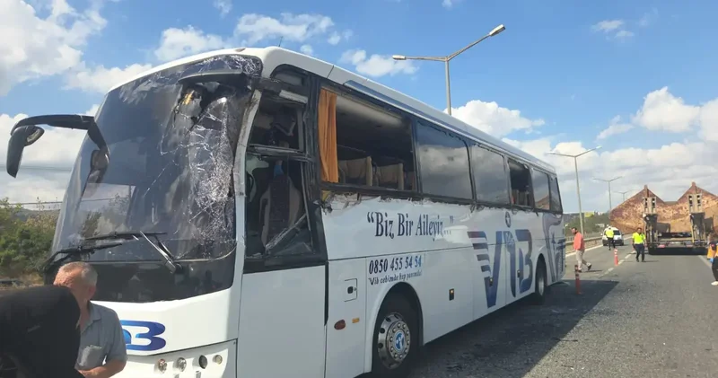 Otobüs, gemi çapası taşıyan TIR’a çarptı: 3 yaralı