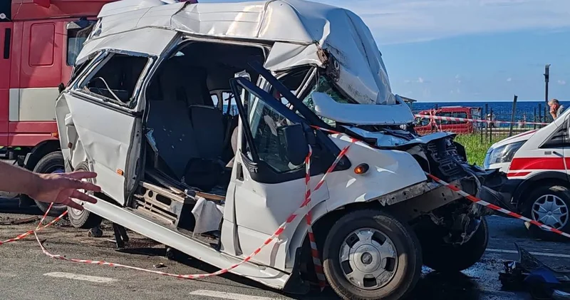 TIR ışıklarda bekleyen içi yolcu dolu minibüse çarptı!