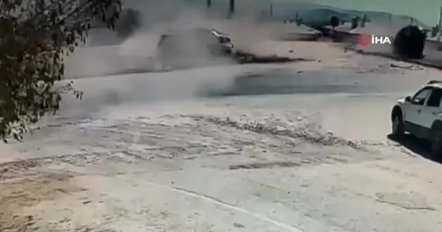 Frene ayağını dahi değdirmeden girdiği yolda feci kazaya neden oldu