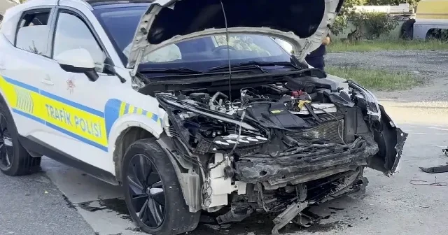 Ordu da otomobilin hız denetimi yapan radar aracına çarptığı kazada 2 kişi yaralandı VİDEO İZLE
