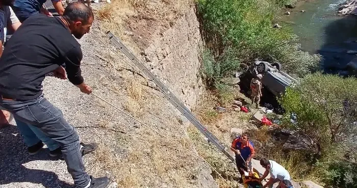 Tunceli’de araç uçuruma yuvarlandı: 3 yaralı