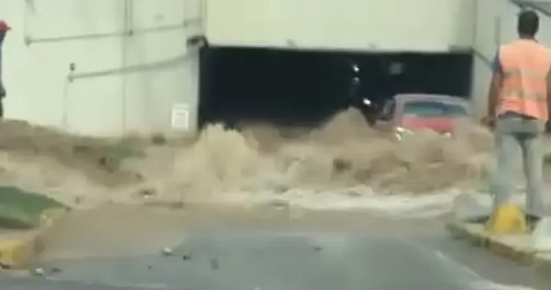 Kadıköy’de kazı sırasında su borusu patladı; AVM otoparkını su bastı