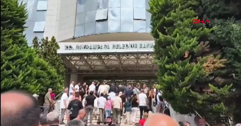 Özgür Çelik, operasyon düzenlenen Bayrampaşa Belediyesi ni ziyaret ediyor