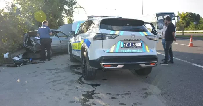 Kontrolden çıktı, polis otosuna çarptı: Yaralılar var