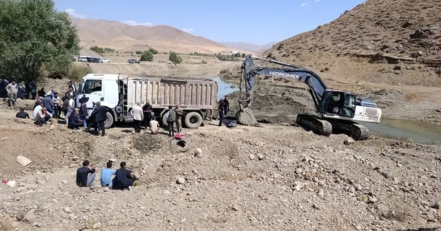 İş makinesinin kovasına bakım yaparken kamyon çarpan operatör öldü Hakkari Haberleri