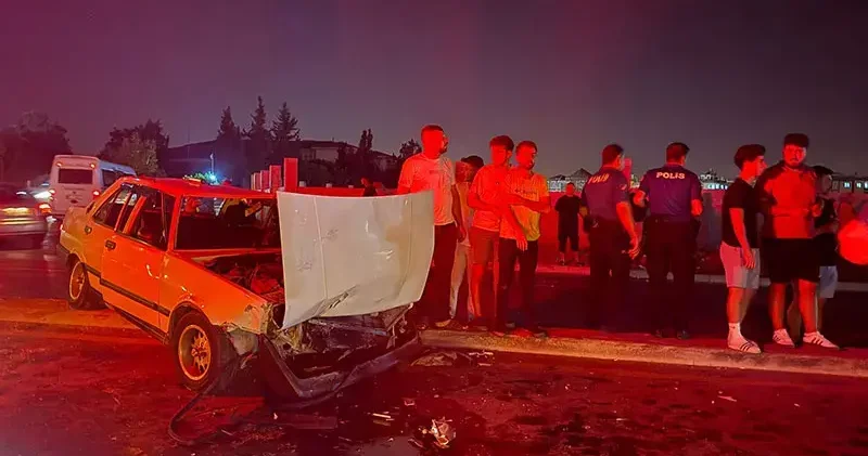 Tarsus ta otomobil, karşı şeride geçip 2 otomobille çarpıştı; 1 ölü, 8 yaralı