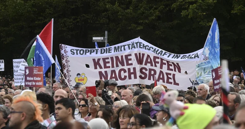 Berlin de Gazze de soykırımı durdurun çağrısıyla barış gösterisi yapıldı