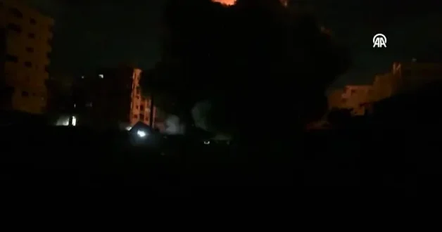 İsrail in Gazze deki Sevra Caddesi nde bir binaya gerçekleştirdiği bombardıman anları görüntülendi