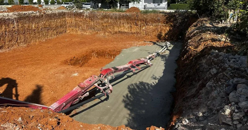 Uşak’ta inşaatta iş kazası: Beton pompasının kolu işçilerin üzerine düştü