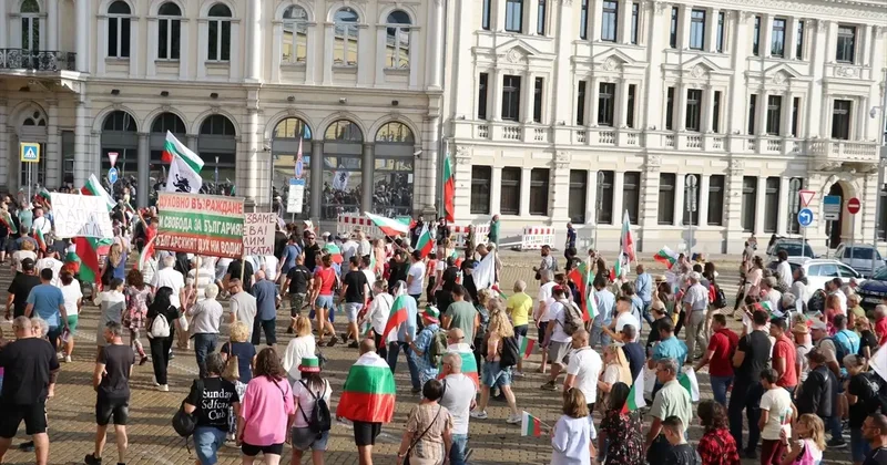 Bulgaristan da euroya geçiş kararı protesto edildi