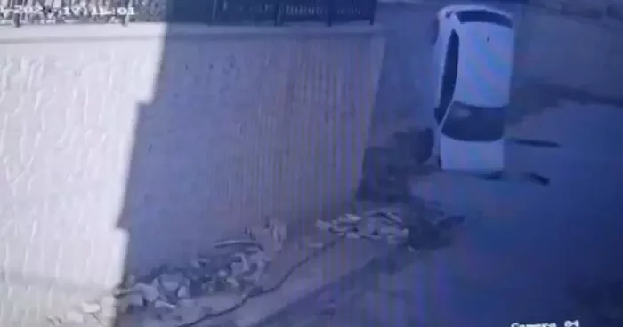 Otomobil, metrelerce yükseklikten yere çakıldı: 1 yaralı
