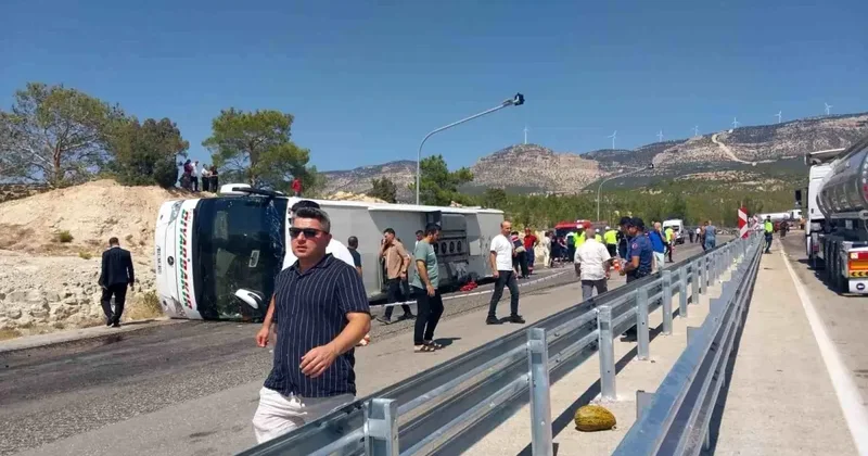 Kamyonla otobüs birbirine girdi! Ölü ve yaralılar var