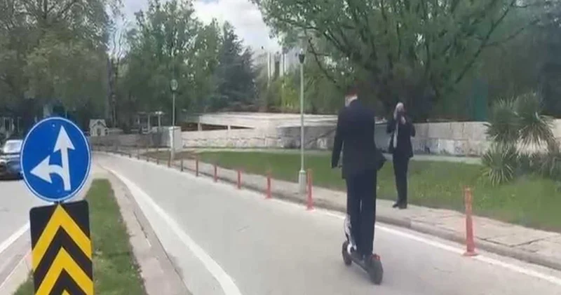 CHP li vekil Meclis e makam aracıyla değil skuter ile geldi