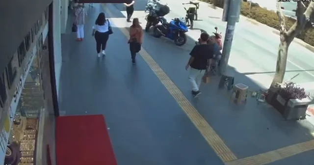 Polisin durdurduğu sürücü, arkadaşını ve motosikletini bırakıp kaçtı Antalya Haberleri
