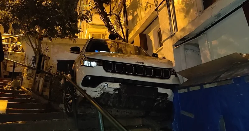 İstanbul da bir garip kaza: Cip bina boşluğuna uçtu!