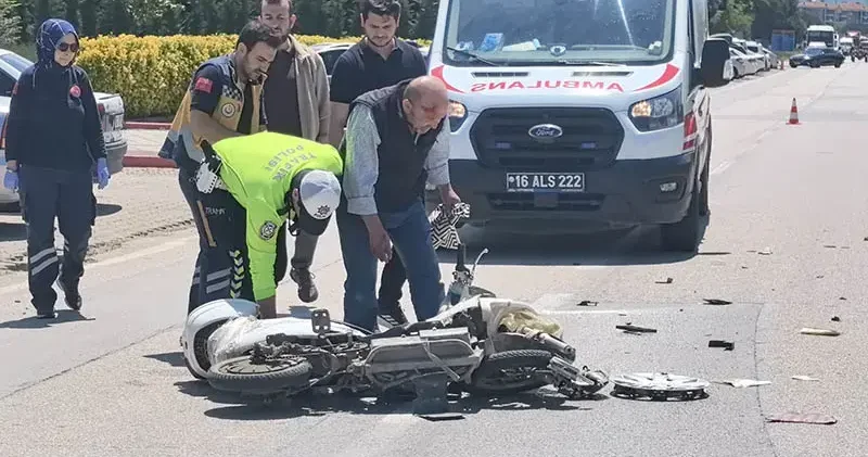 Kazada parçalanan elektrikli bisikletini bırakmak istemeyen yaralıyı ekipler ikna etti