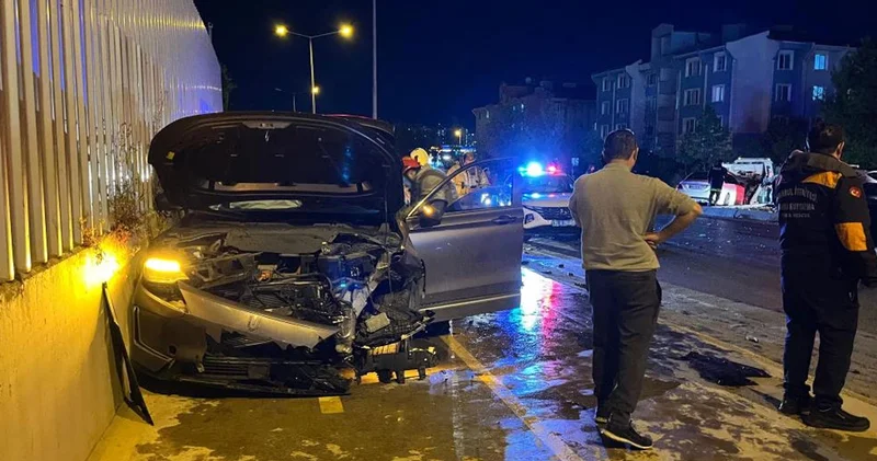 Başakşehir de iki araç kafa kafaya çarpıştı: Yaralılar var