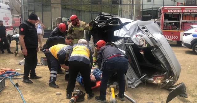 Otomobilin 20 metreden düştüğü kaza kamerada; 2 yaralı Düzce Haberleri