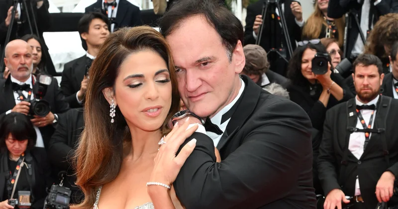 Quentin Tarantino eşi Daniella Pick ile Cannes açılışında aşka geldi magazin haberleri