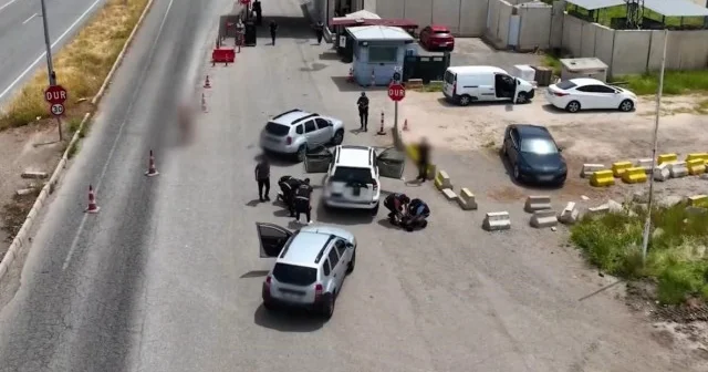 Aracın yakıt deposunda taşıdıkları uyuşturucu polisin gözünden kaçmadı VİDEO İZLE