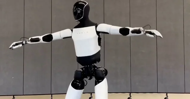 İnsansı robot Tesla Optimus hünerlerini sergiledi VİDEO İZLE