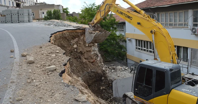 Yeni açılan yol ve istinat duvarı okulun bahçesine çöktü