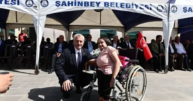 Gaziantep haberleri Gaziantep te vatandaşa akülü ve manuel sandalye dağıtıldı 14 Mayıs 2025
