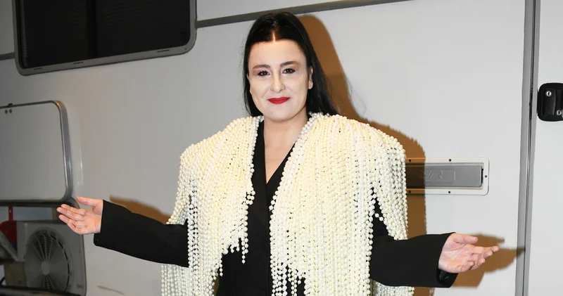 Yasemin Sakallıoğlu ndan 100 üncü gösteriye özel 12 kiloluk kostüm Magazin haberleri