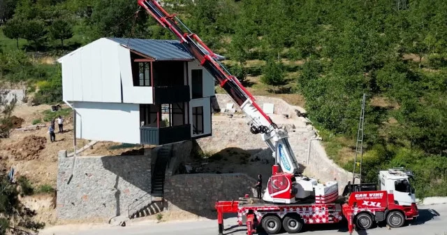 Bursa da vatandaş yıkılmasını istemediği çelik konstrüksiyon evini vinçle taşıdı VİDEO İZLE