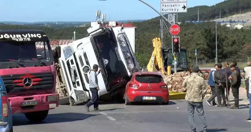 Sultanbeyli de hafriyat kamyonu otomobilin üzerinde devrildi; o anlar kamerada