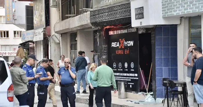 Antalya da korku evinde yangın! Mahsur kalanlar camlar kırılarak kurtarıldı