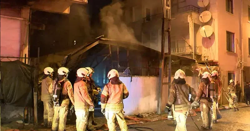 Ümraniye’de gecekondu yangını: Bitişikteki binada mahsur kalanları itfaiye kurtardı